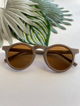 Load image into Gallery viewer, Classic Round Sunglasses - Coffee
