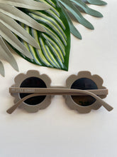 Load image into Gallery viewer, Round Flower Sunglasses - Coffee
