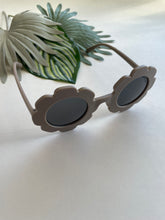 Load image into Gallery viewer, Round Flower Sunglasses - Coffee
