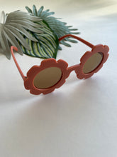 Load image into Gallery viewer, Round Flower Sunglasses - Rust
